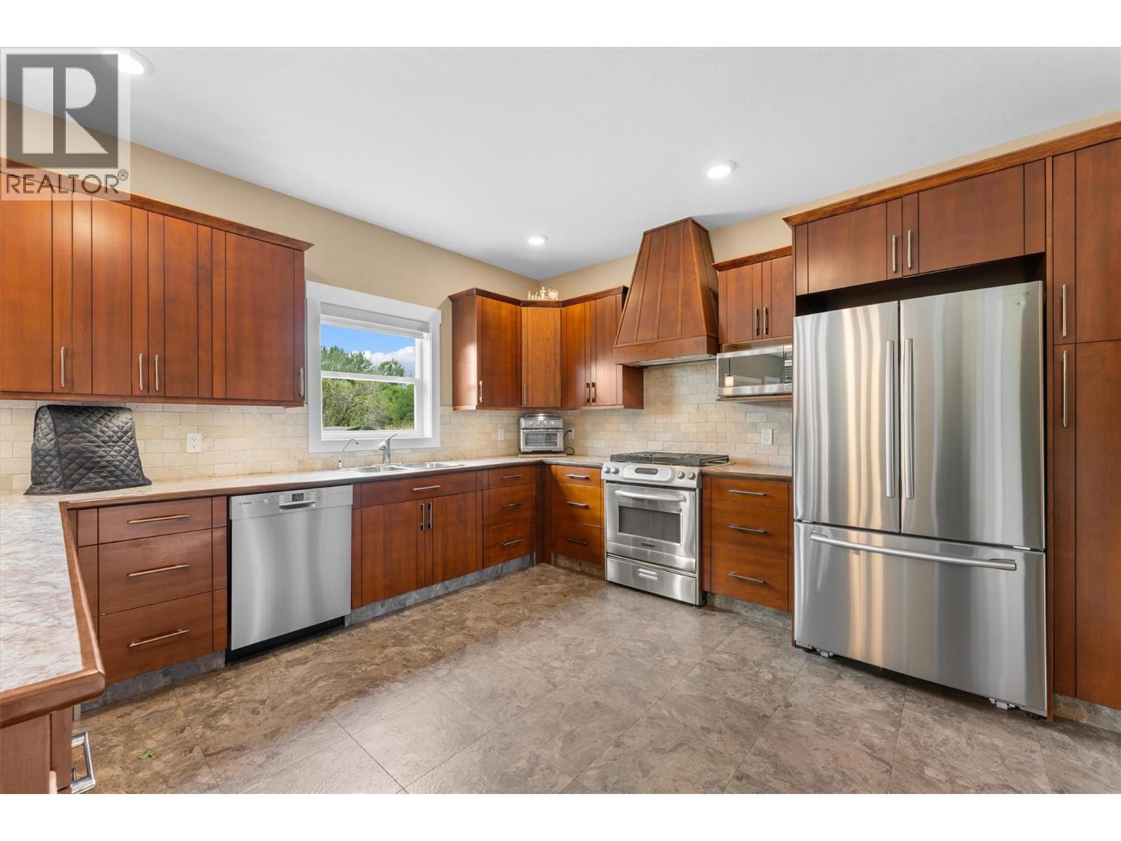 3550 Benvoulin Road, Kelowna, BC - Indoor Photo Showing Kitchen