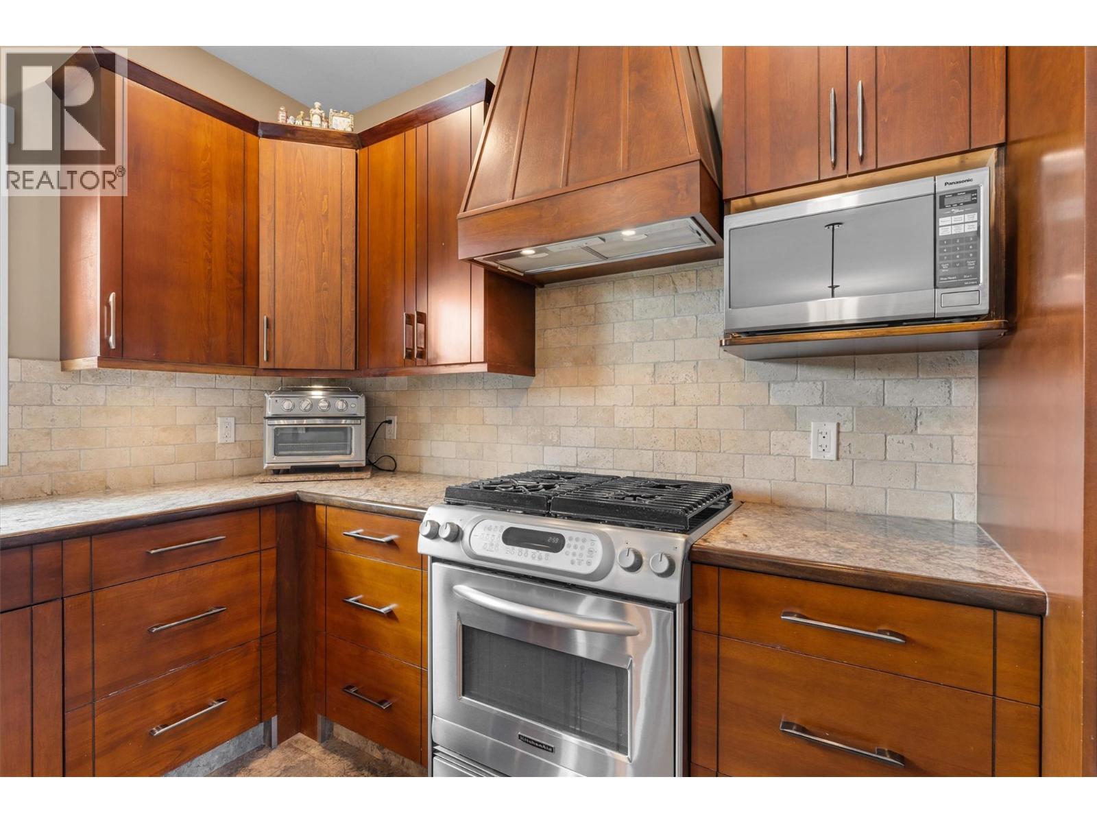 3550 Benvoulin Road, Kelowna, BC - Indoor Photo Showing Kitchen