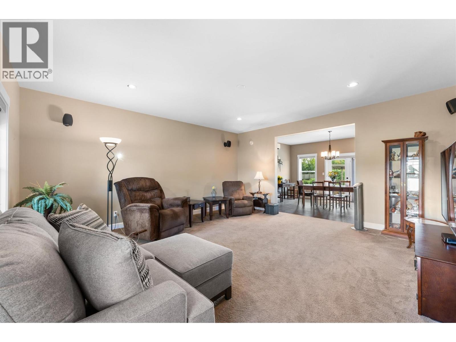 3550 Benvoulin Road, Kelowna, BC - Indoor Photo Showing Living Room