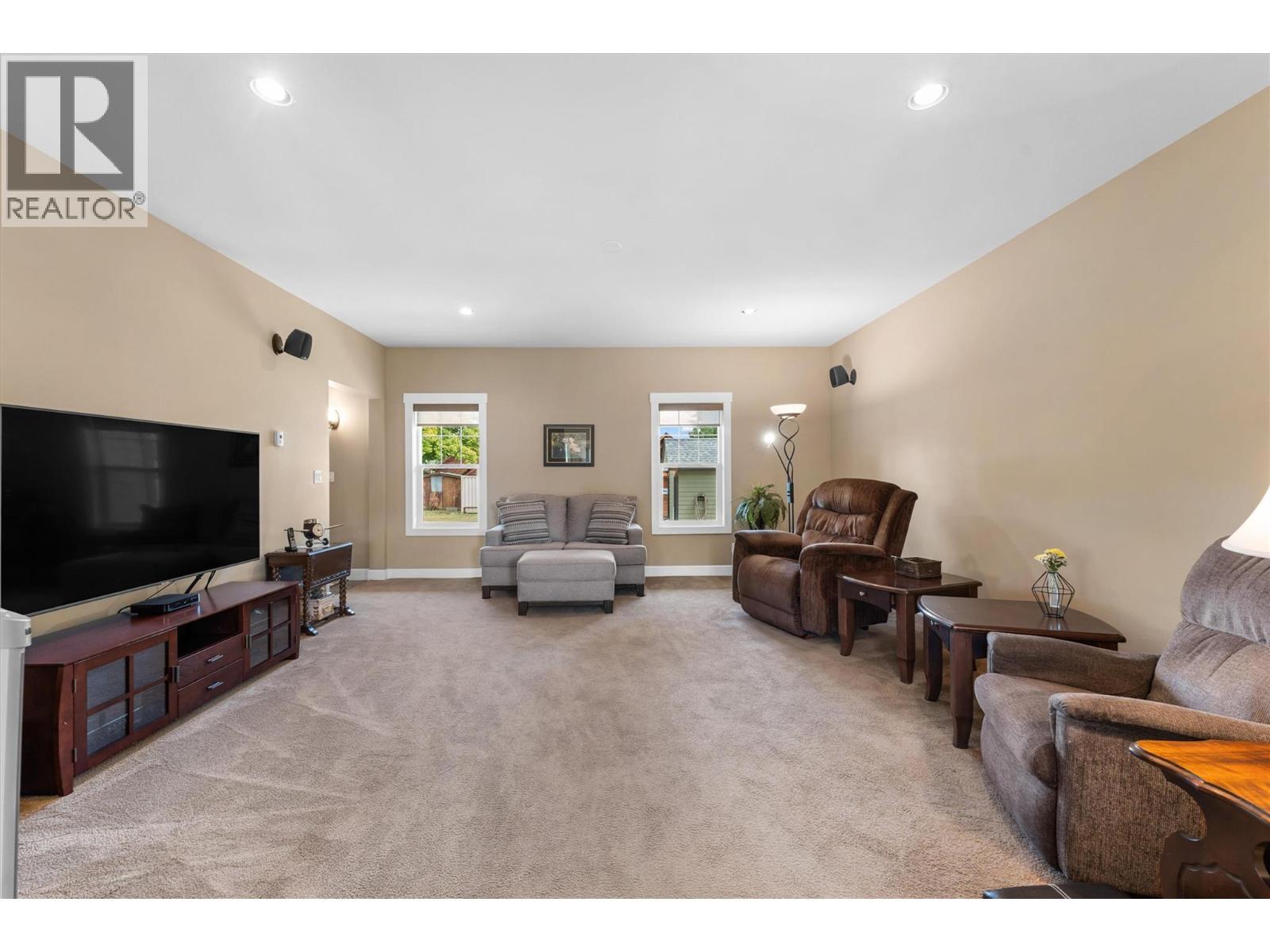 3550 Benvoulin Road, Kelowna, BC - Indoor Photo Showing Living Room
