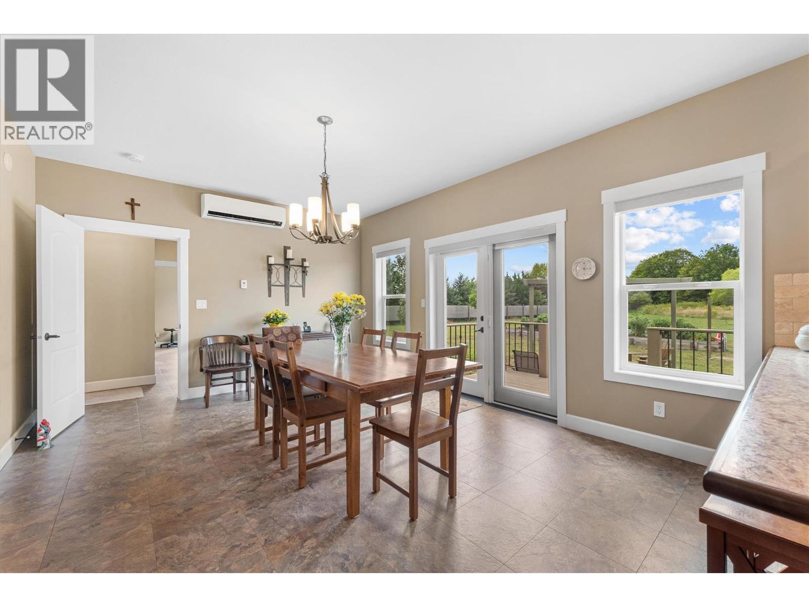 3550 Benvoulin Road, Kelowna, BC - Indoor Photo Showing Dining Room