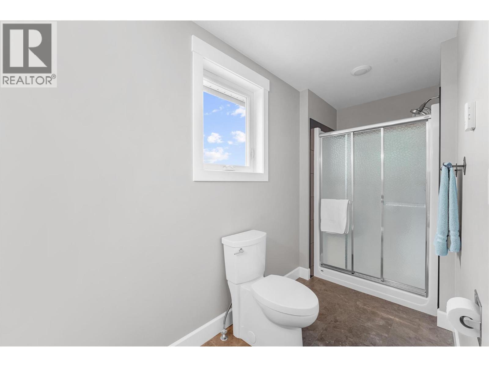 Upstairs Bathroom - 3550 Benvoulin Road, Kelowna, BC - Indoor Photo Showing Bathroom