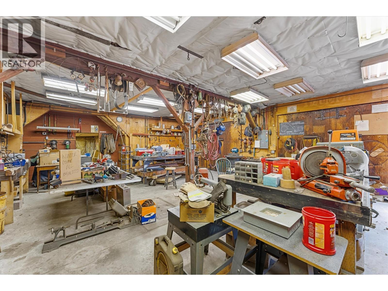 Compressor, welding plugs, 200 AMP service - 3550 Benvoulin Road, Kelowna, BC - Indoor