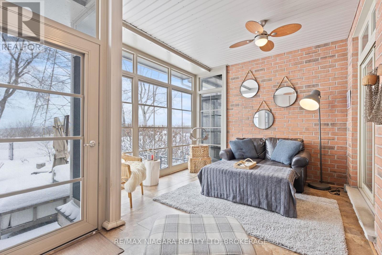 1069 Beach Boulevard, Hamilton (Hamilton Beach), ON - Indoor