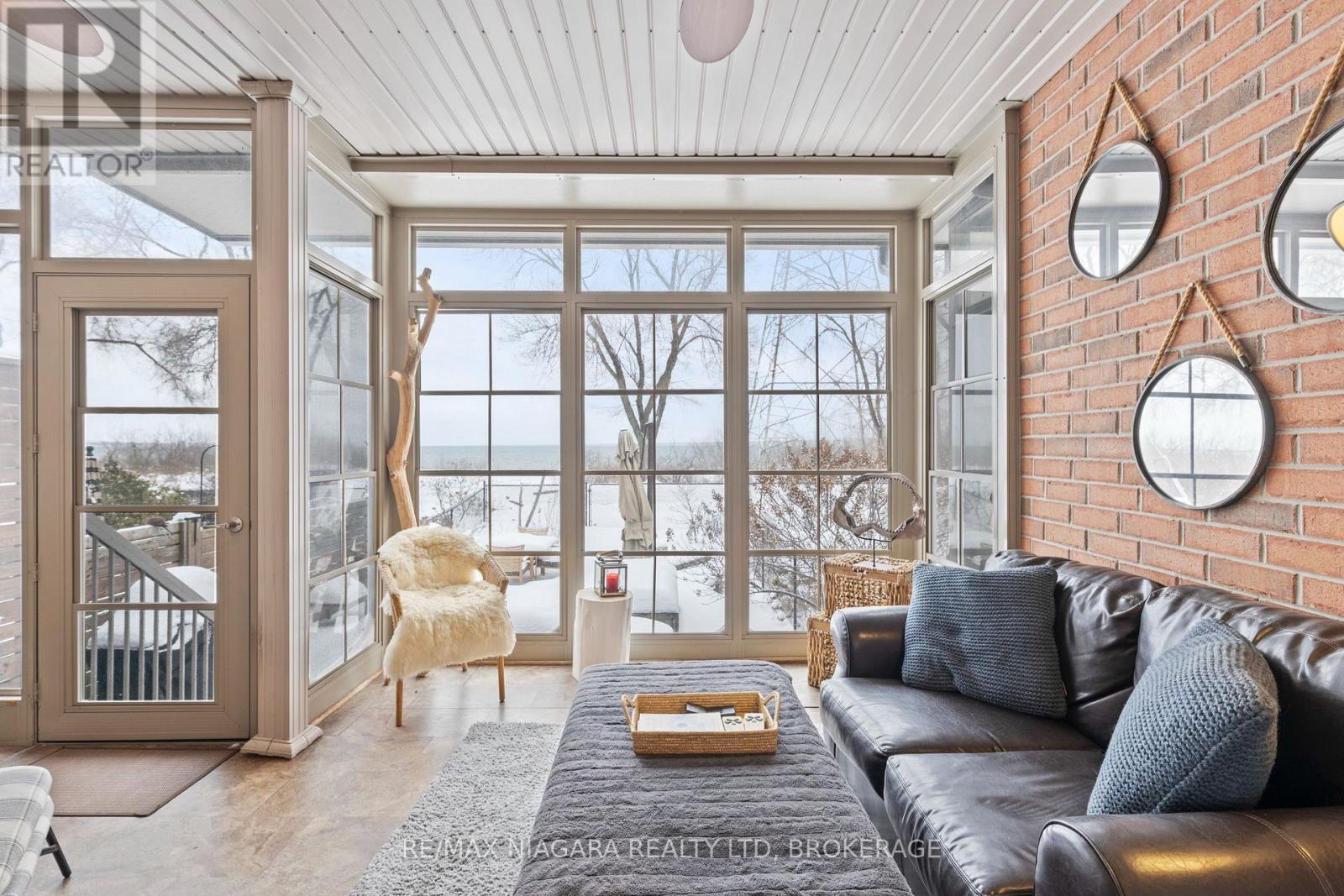 1069 Beach Boulevard, Hamilton (Hamilton Beach), ON - Indoor