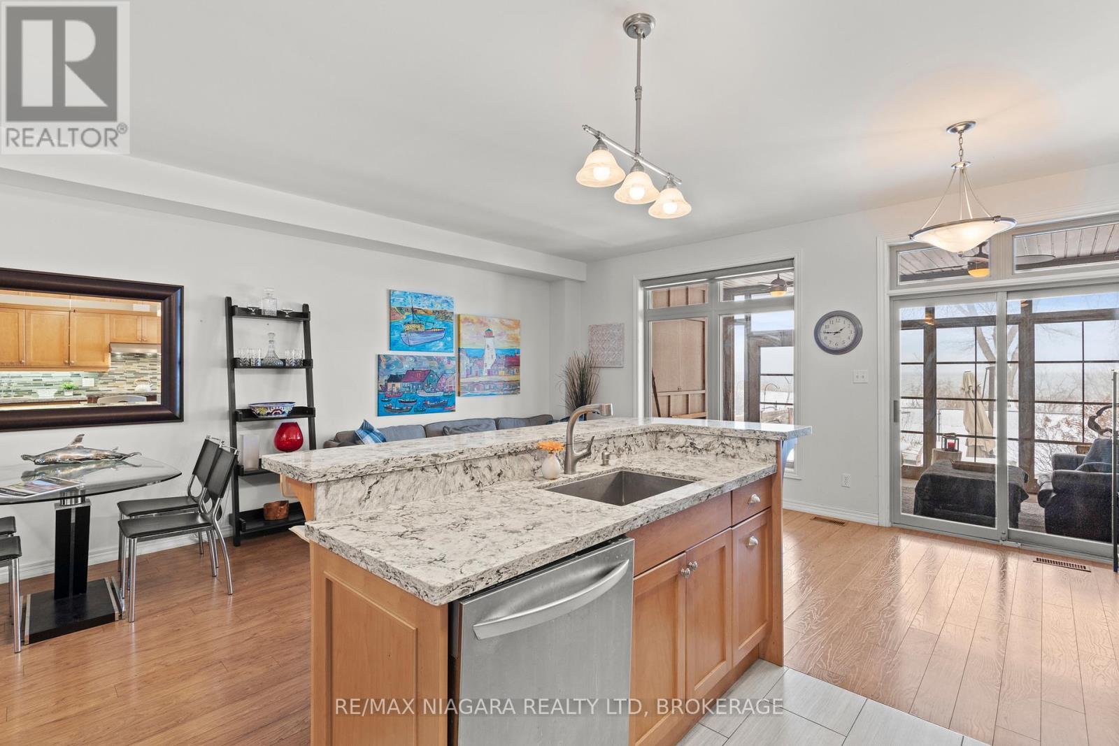 1069 Beach Boulevard, Hamilton (Hamilton Beach), ON - Indoor Photo Showing Kitchen