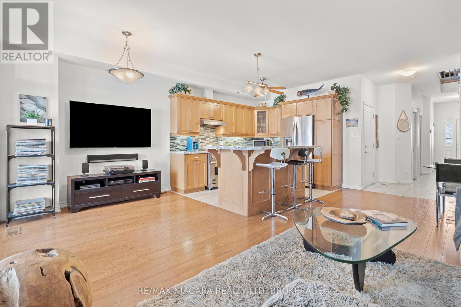 1069 Beach Boulevard, Hamilton (Hamilton Beach), ON - Indoor