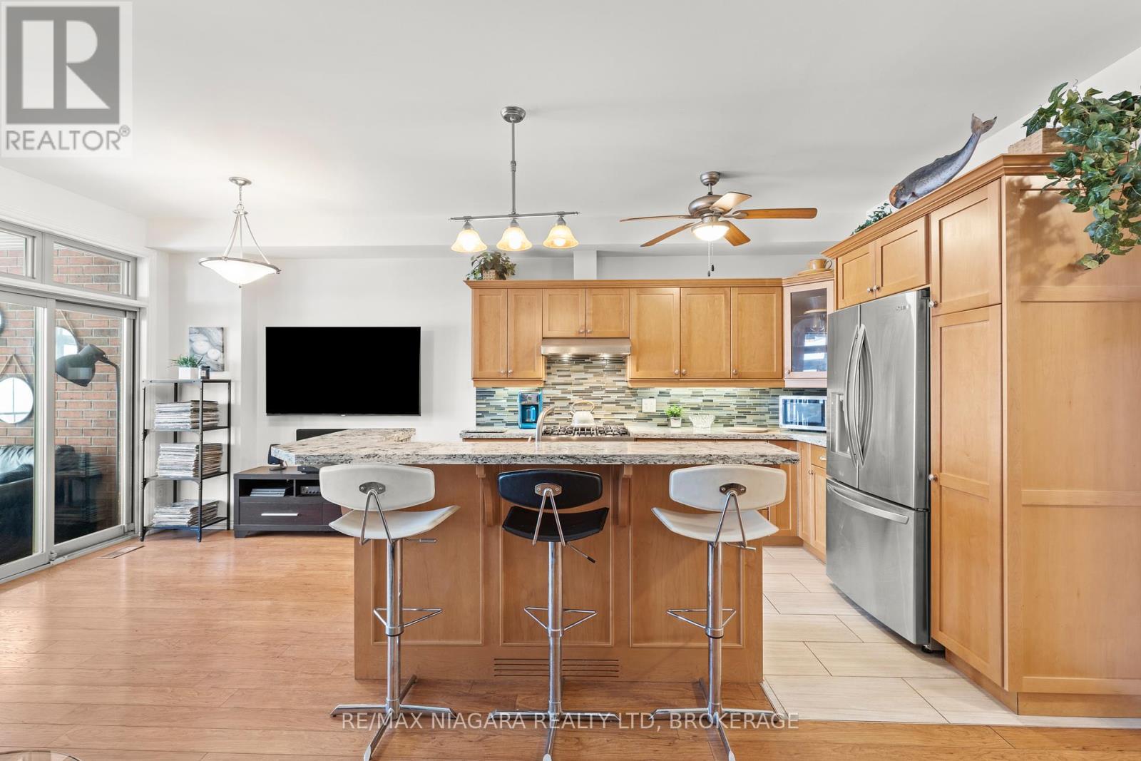 1069 Beach Boulevard, Hamilton (Hamilton Beach), ON - Indoor Photo Showing Kitchen With Stainless Steel Kitchen With Upgraded Kitchen