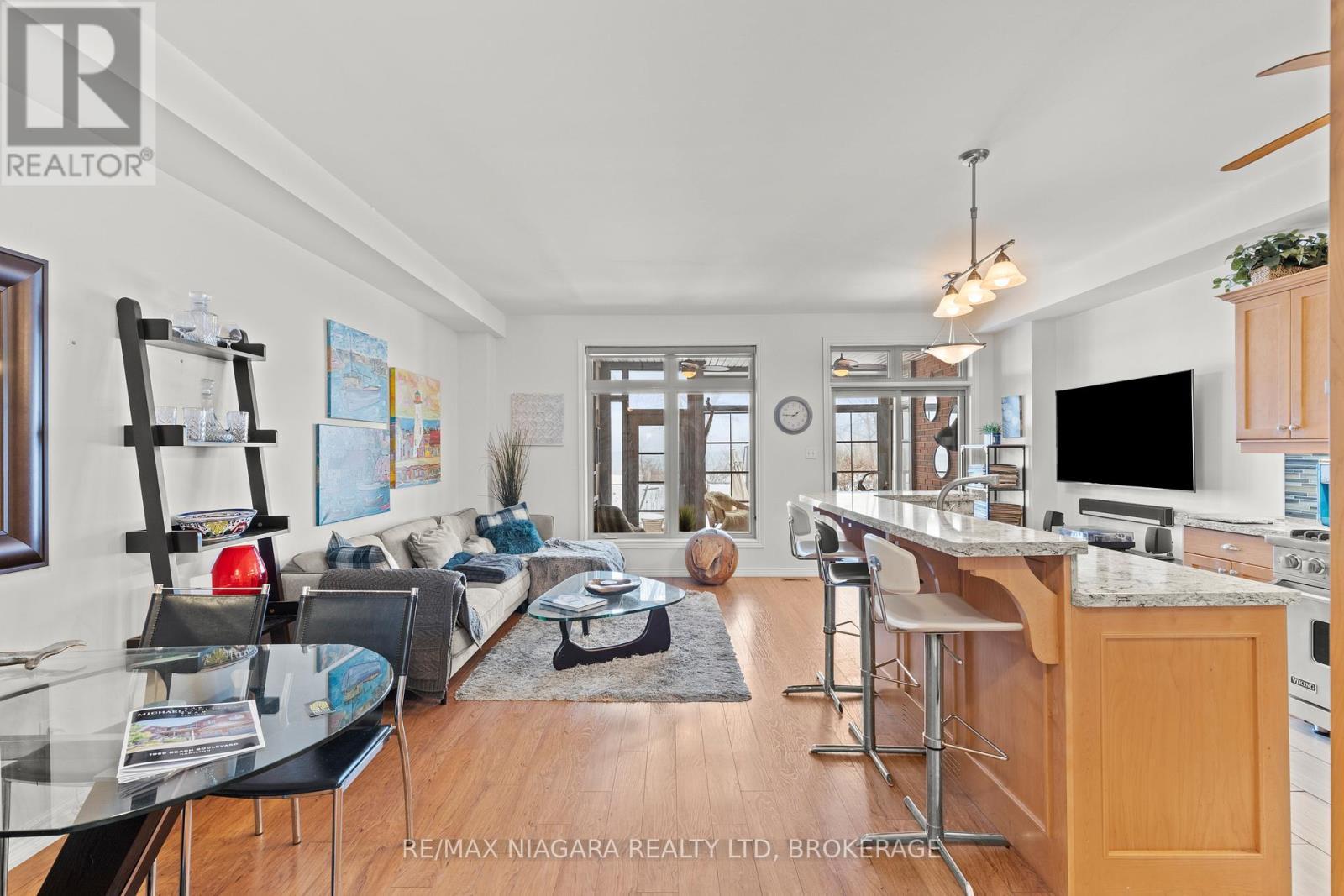 1069 Beach Boulevard, Hamilton (Hamilton Beach), ON - Indoor