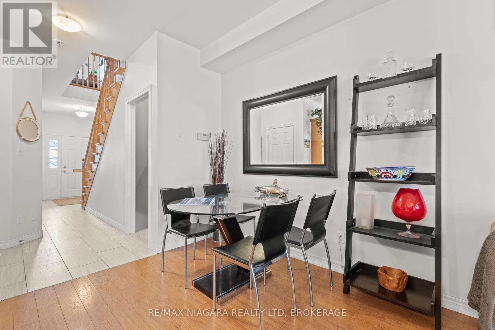 1069 Beach Boulevard, Hamilton (Hamilton Beach), ON - Indoor