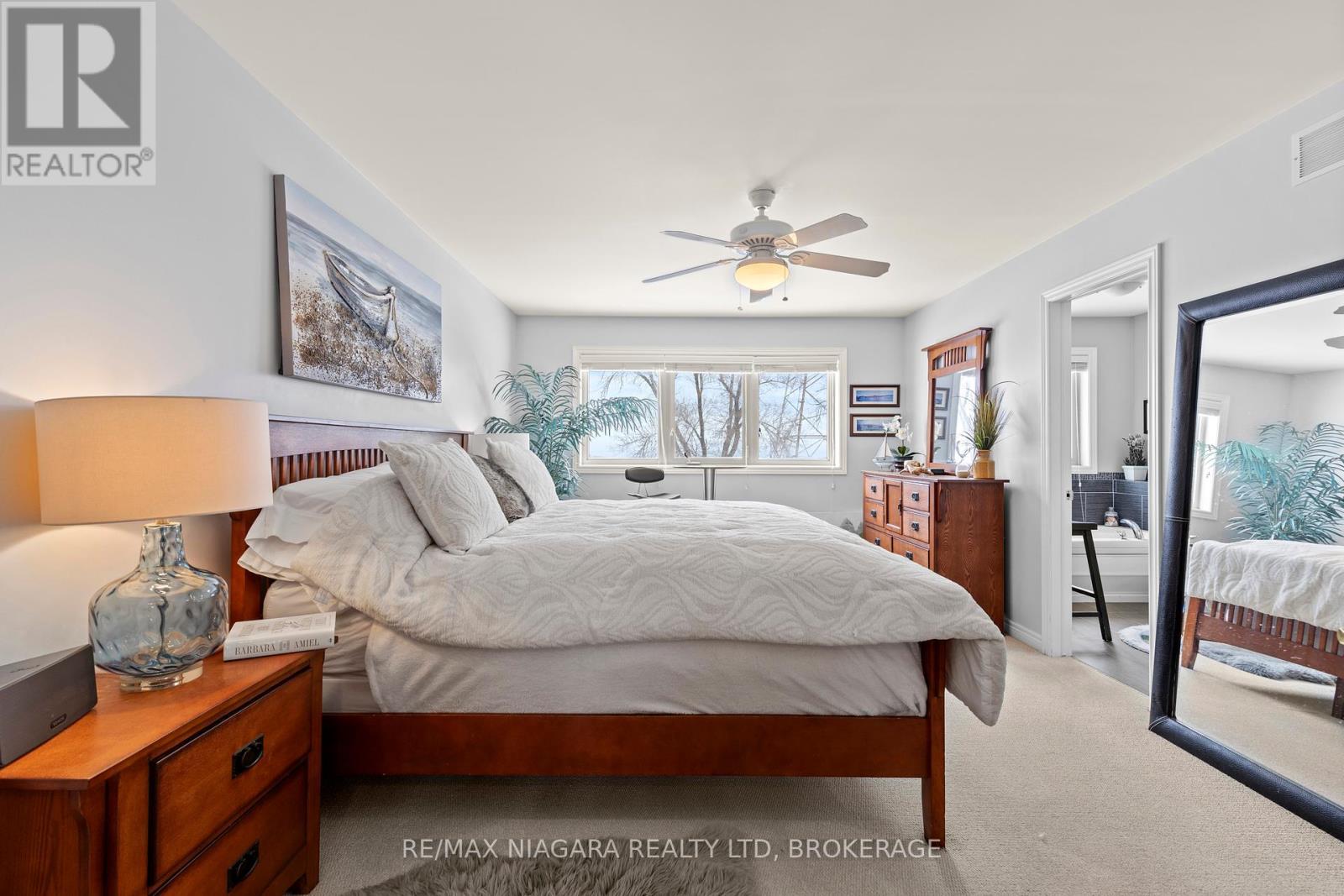 1069 Beach Boulevard, Hamilton (Hamilton Beach), ON - Indoor Photo Showing Bedroom