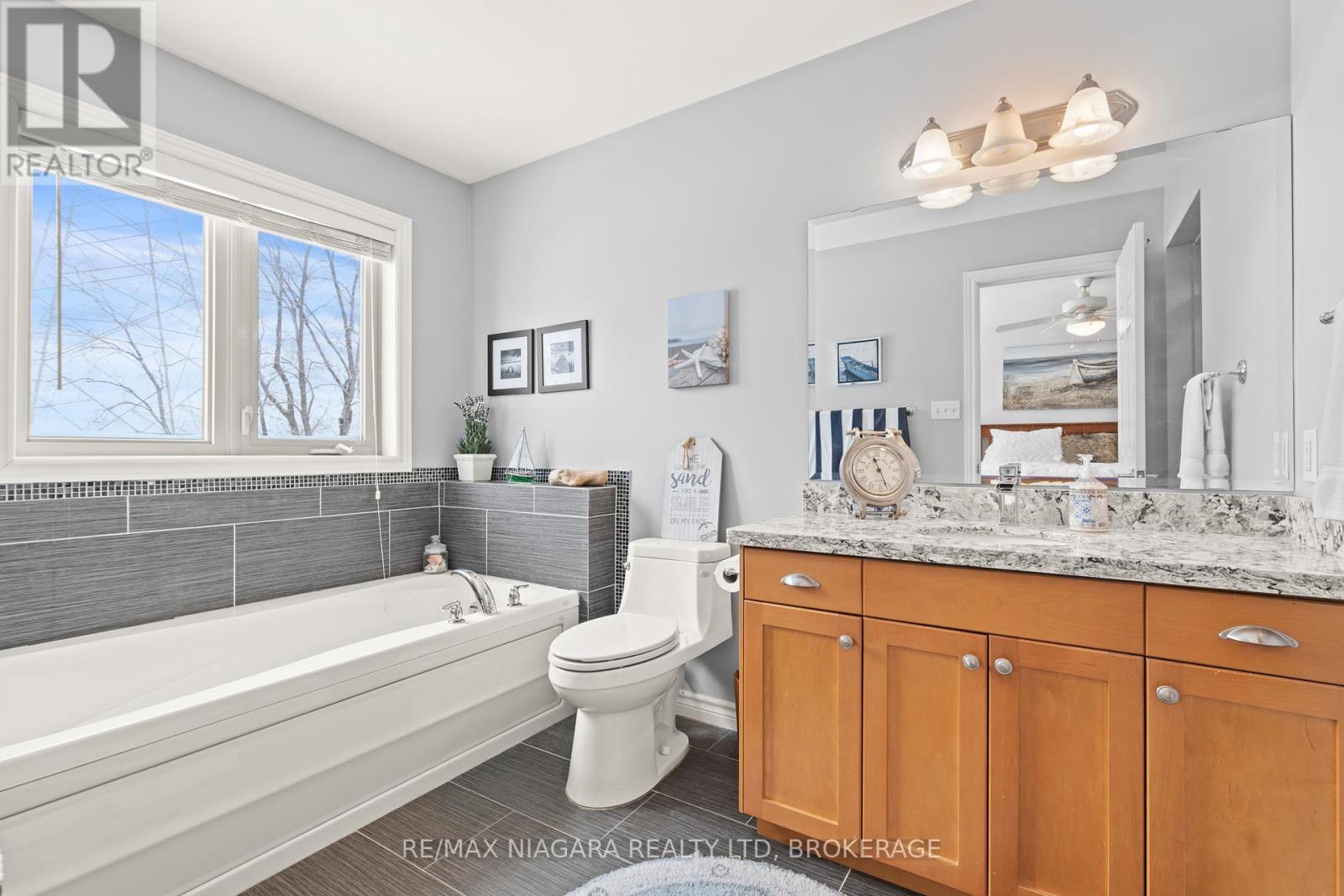 1069 Beach Boulevard, Hamilton (Hamilton Beach), ON - Indoor Photo Showing Bathroom