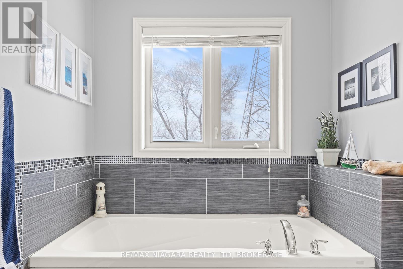 1069 Beach Boulevard, Hamilton (Hamilton Beach), ON - Indoor Photo Showing Bathroom