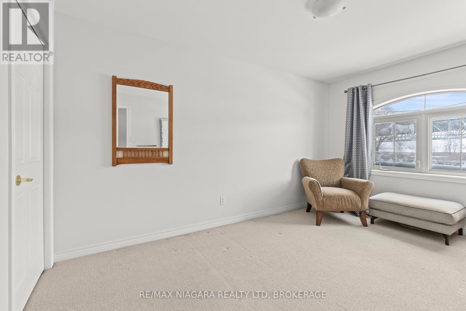 1069 Beach Boulevard, Hamilton (Hamilton Beach), ON - Indoor