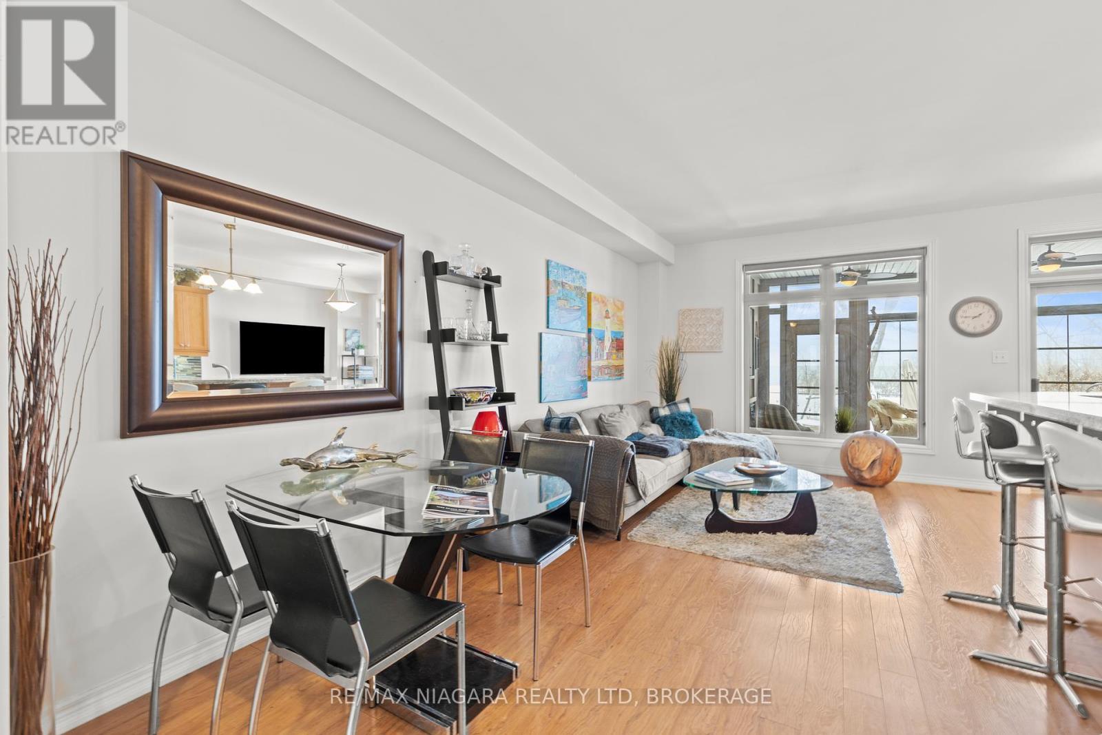 1069 Beach Boulevard, Hamilton (Hamilton Beach), ON - Indoor