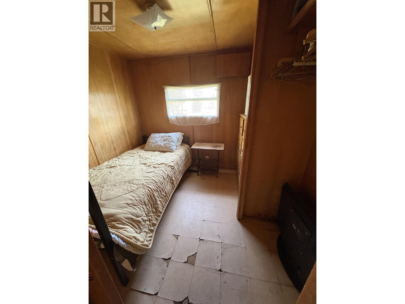 10105 Paquette Avenue, Hudsons Hope, BC - Indoor Photo Showing Bedroom