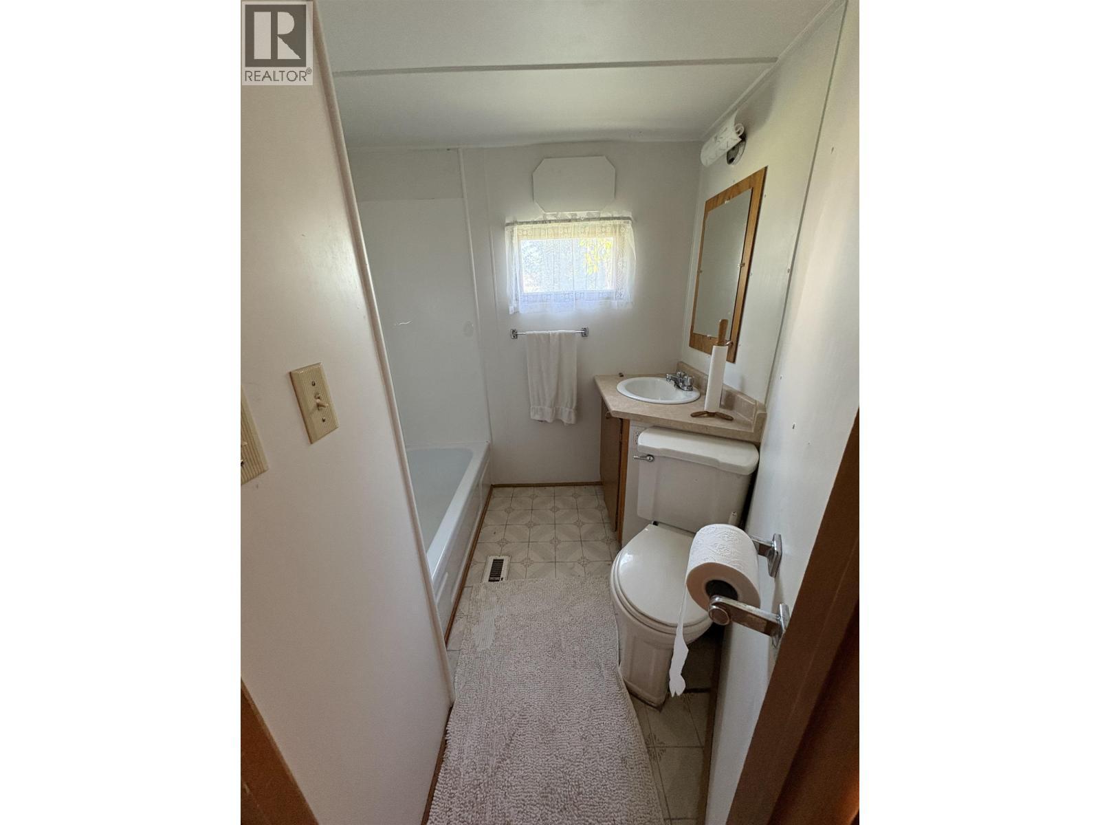 10105 Paquette Avenue, Hudsons Hope, BC - Indoor Photo Showing Bathroom