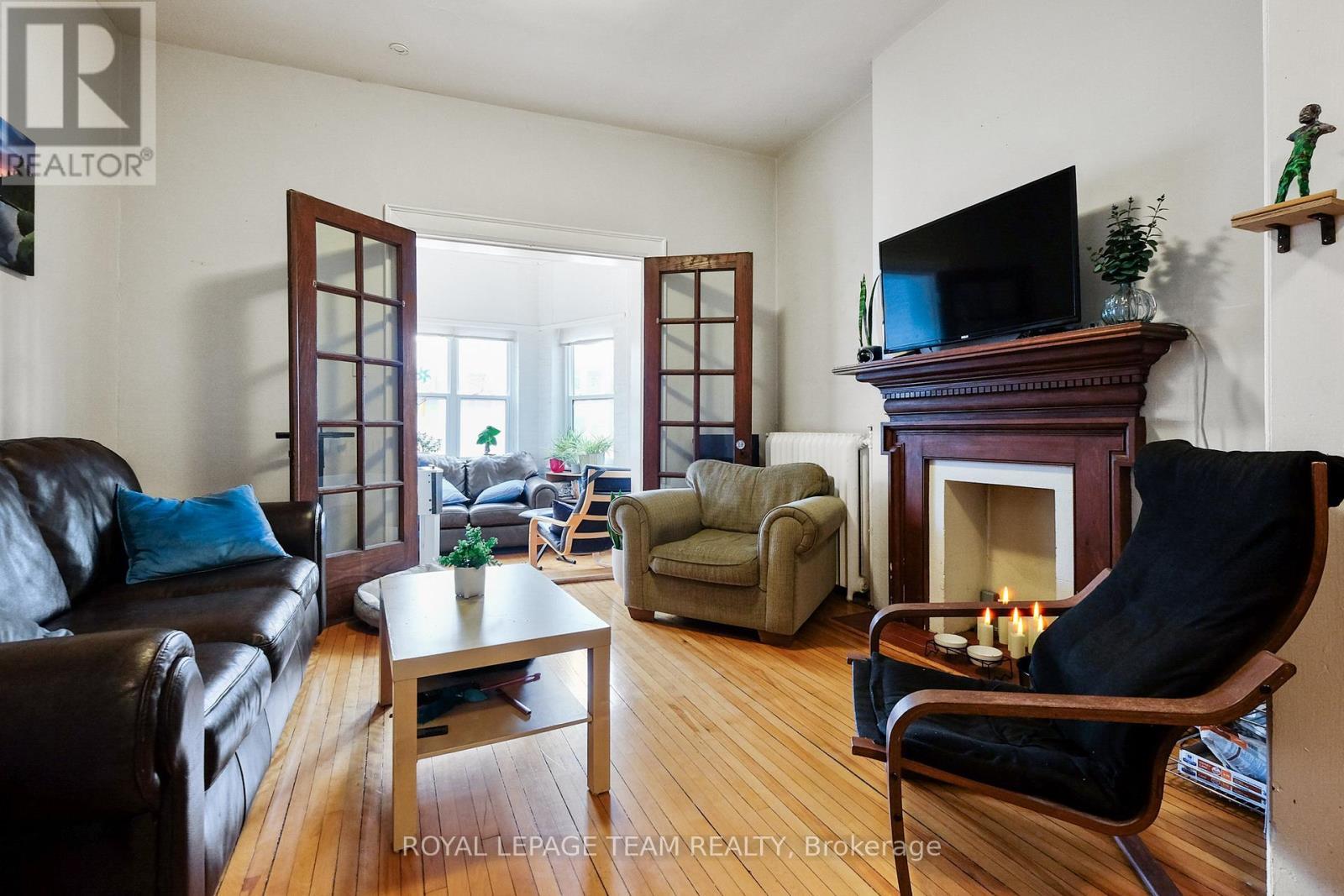 305 Waverley Street, Ottawa, ON - Indoor Photo Showing Living Room With Fireplace