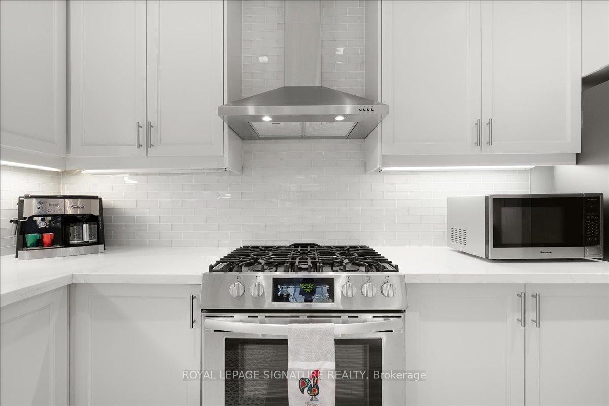12 Pietro Drive, Vaughan, ON - Indoor Photo Showing Kitchen With Upgraded Kitchen