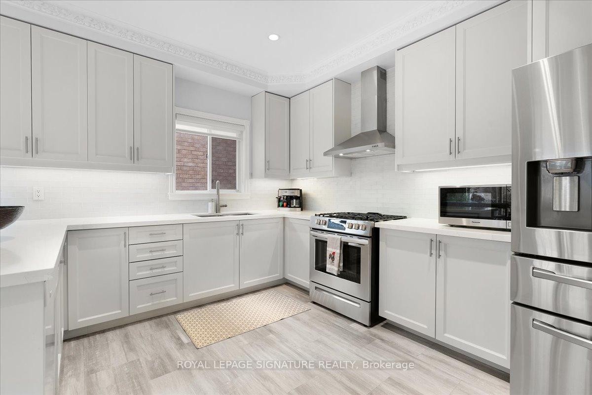 12 Pietro Drive, Vaughan, ON - Indoor Photo Showing Kitchen With Upgraded Kitchen