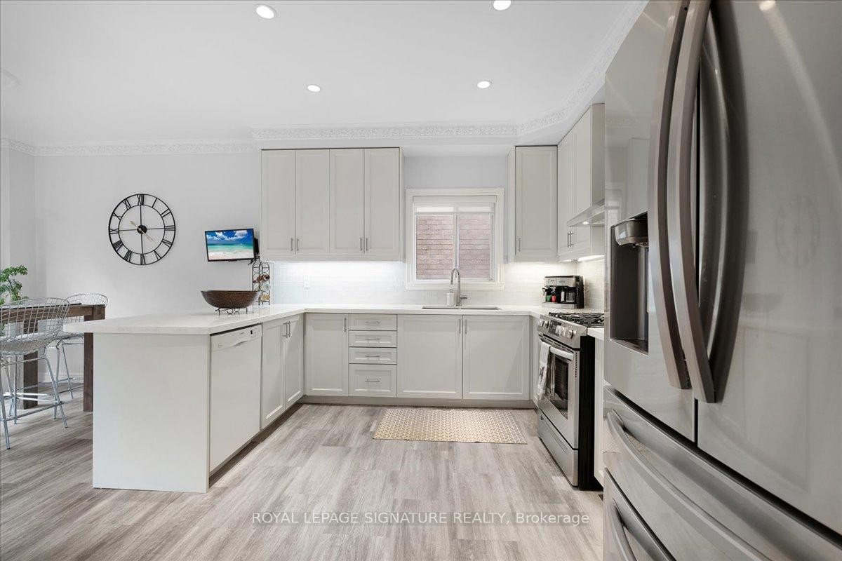 12 Pietro Drive, Vaughan, ON - Indoor Photo Showing Kitchen With Upgraded Kitchen