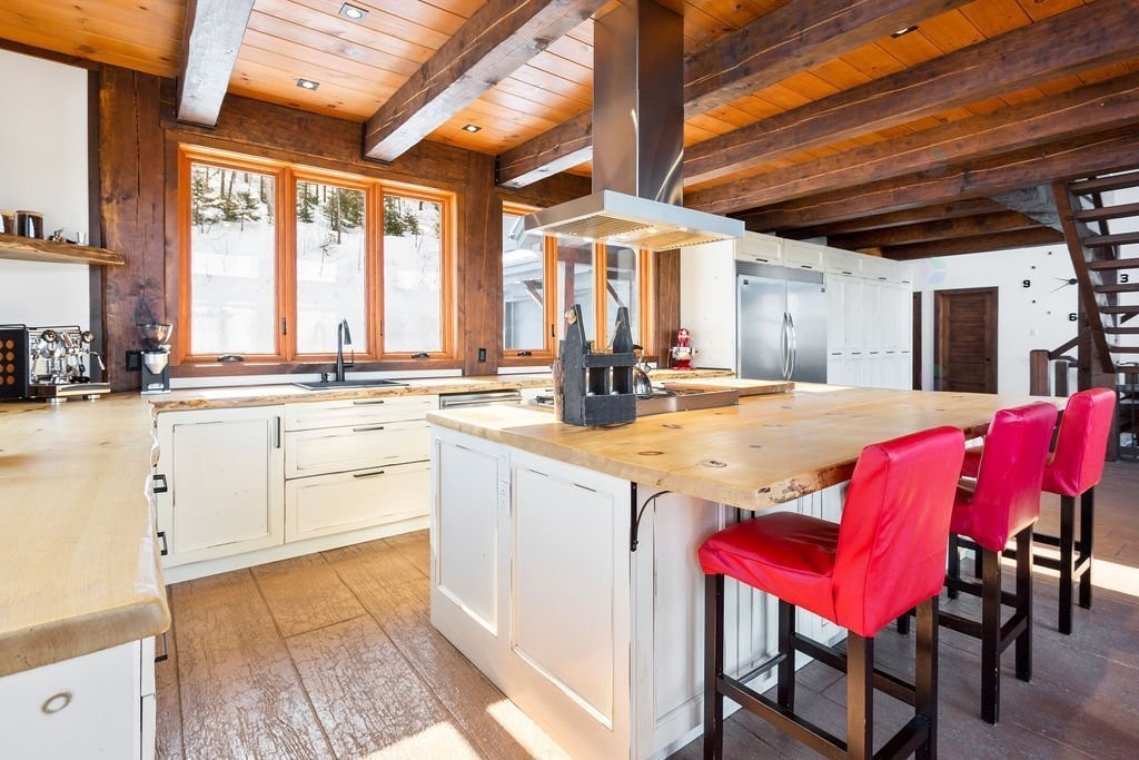 Cuisine - 104 Ch. Brunette, Lac-Supérieur, QC - Indoor Photo Showing Other Room