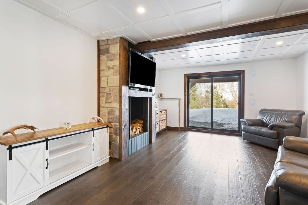 Salle familiale - 104 Ch. Brunette, Lac-Supérieur, QC - Indoor Photo Showing Living Room With Fireplace