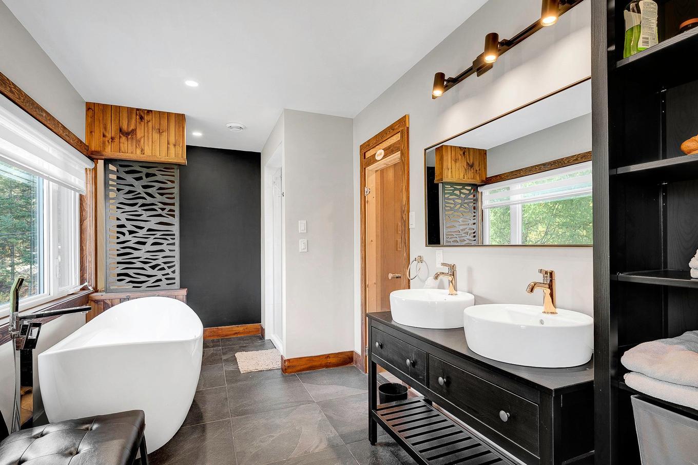 Salle de bains attenante à la CCP - 180 Av. Nantel, Sainte-Agathe-Des-Monts, QC - Indoor Photo Showing Bathroom