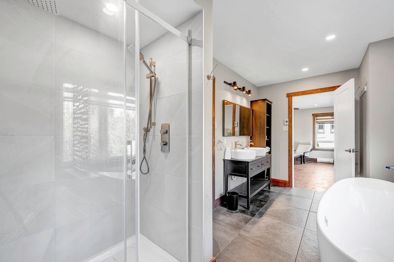 Salle de bains attenante à la CCP - 180 Av. Nantel, Sainte-Agathe-Des-Monts, QC - Indoor Photo Showing Bathroom