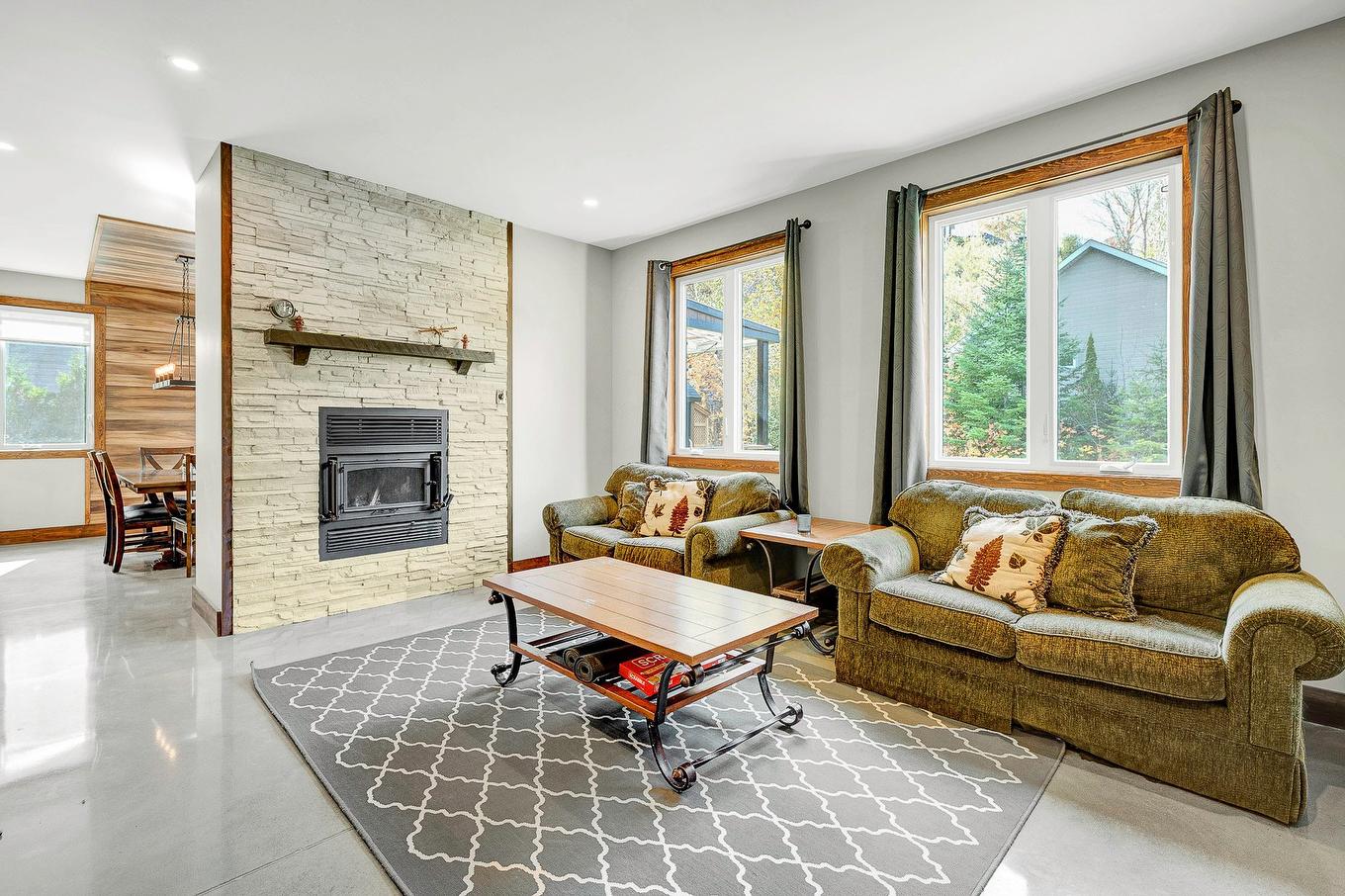 Salon - 180 Av. Nantel, Sainte-Agathe-Des-Monts, QC - Indoor Photo Showing Living Room With Fireplace