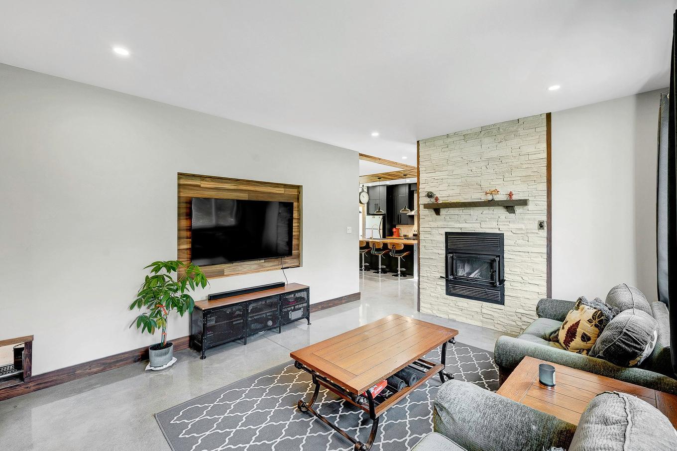Salon - 180 Av. Nantel, Sainte-Agathe-Des-Monts, QC - Indoor Photo Showing Living Room With Fireplace