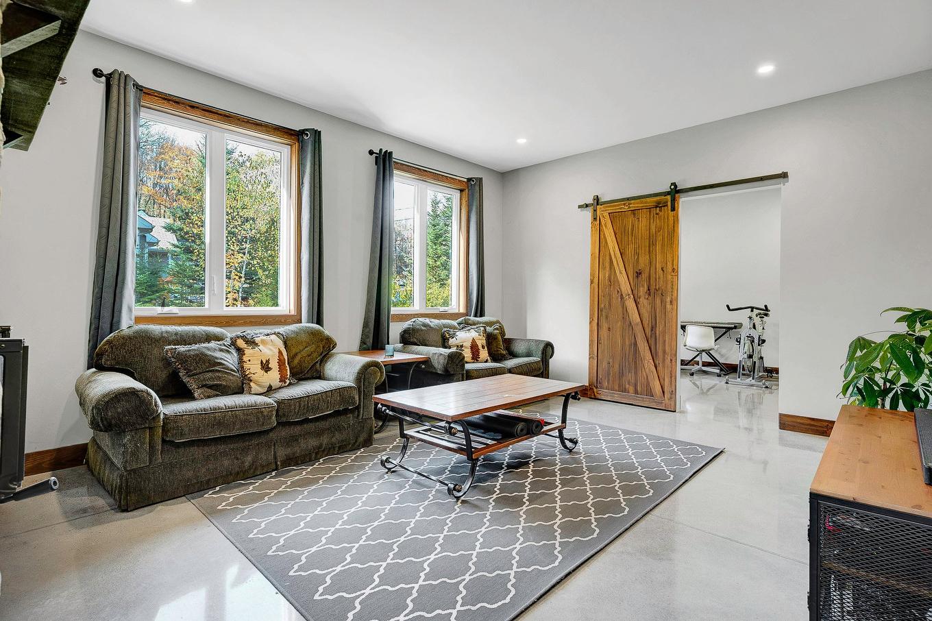 Salon - 180 Av. Nantel, Sainte-Agathe-Des-Monts, QC - Indoor Photo Showing Living Room