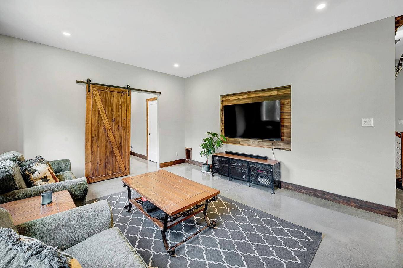Salon - 180 Av. Nantel, Sainte-Agathe-Des-Monts, QC - Indoor Photo Showing Living Room