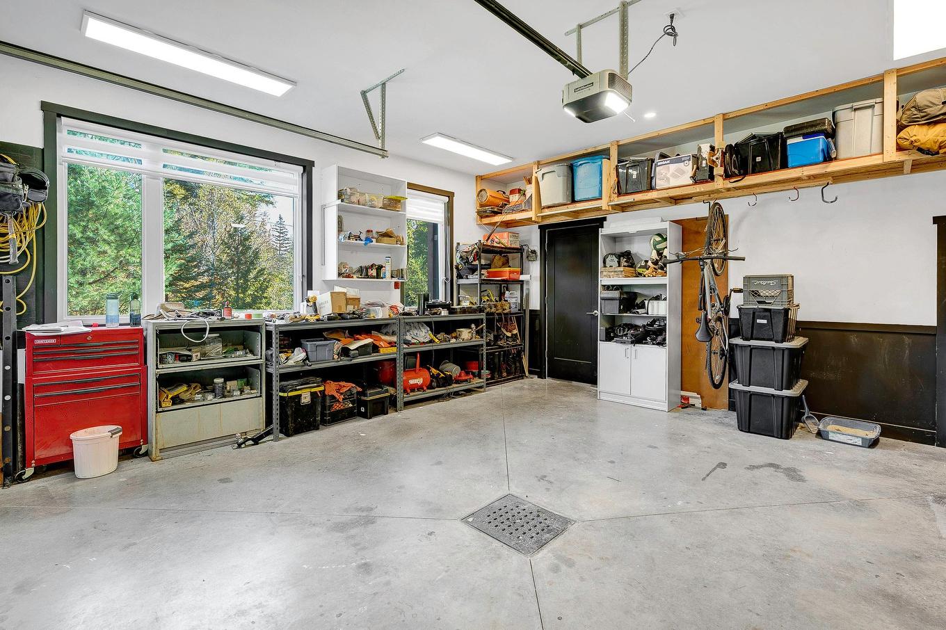 Grange - 180 Av. Nantel, Sainte-Agathe-Des-Monts, QC - Indoor Photo Showing Garage