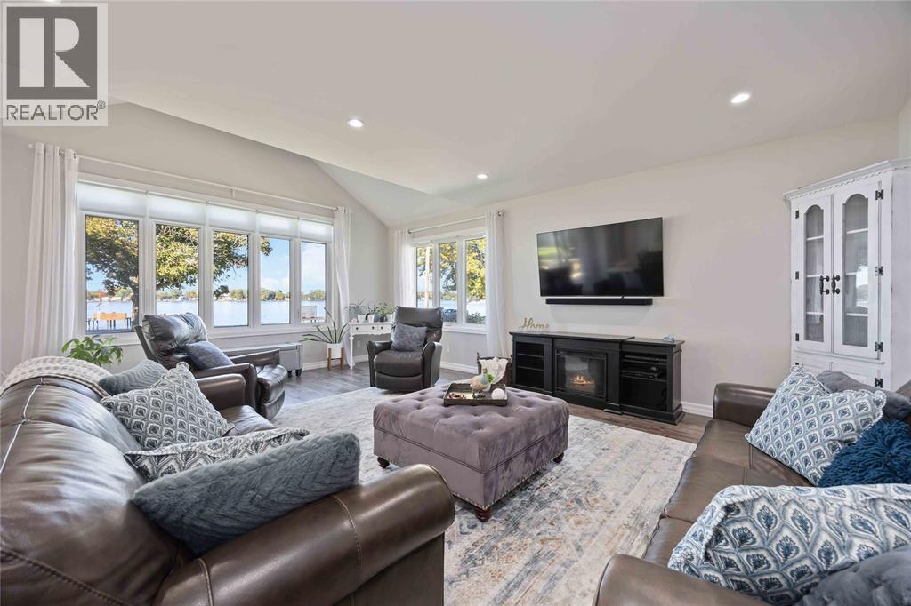 4052 St. Clair Parkway, Port Lambton, ON - Indoor Photo Showing Living Room