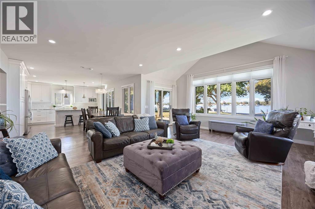 4052 St. Clair Parkway, Port Lambton, ON - Indoor Photo Showing Living Room