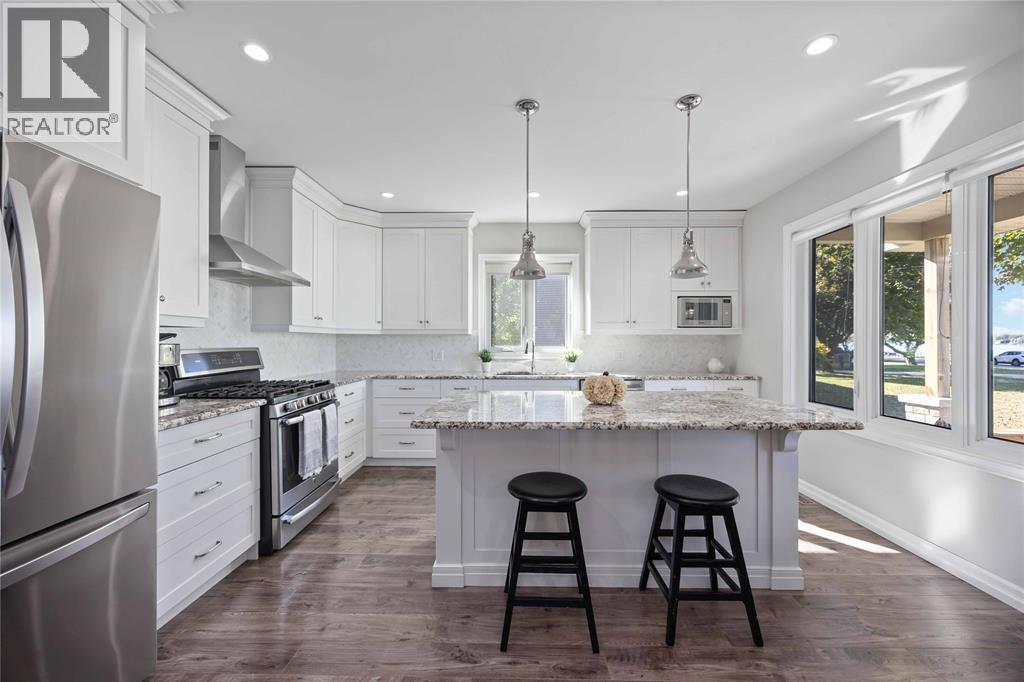 4052 St. Clair Parkway, Port Lambton, ON - Indoor Photo Showing Kitchen With Upgraded Kitchen