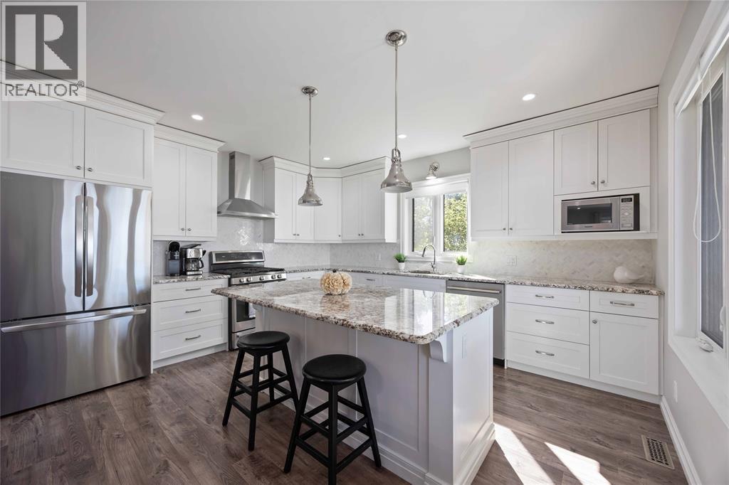 4052 St. Clair Parkway, Port Lambton, ON - Indoor Photo Showing Kitchen With Upgraded Kitchen