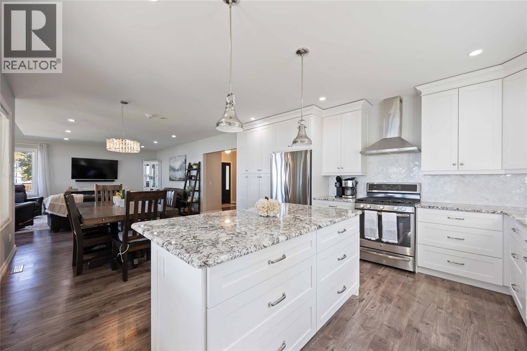 4052 St. Clair Parkway, Port Lambton, ON - Indoor Photo Showing Kitchen With Upgraded Kitchen