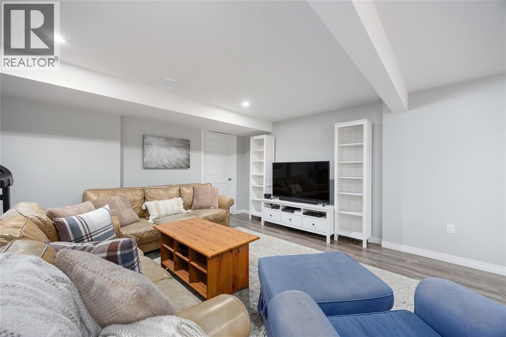 4052 St. Clair Parkway, Port Lambton, ON - Indoor Photo Showing Living Room
