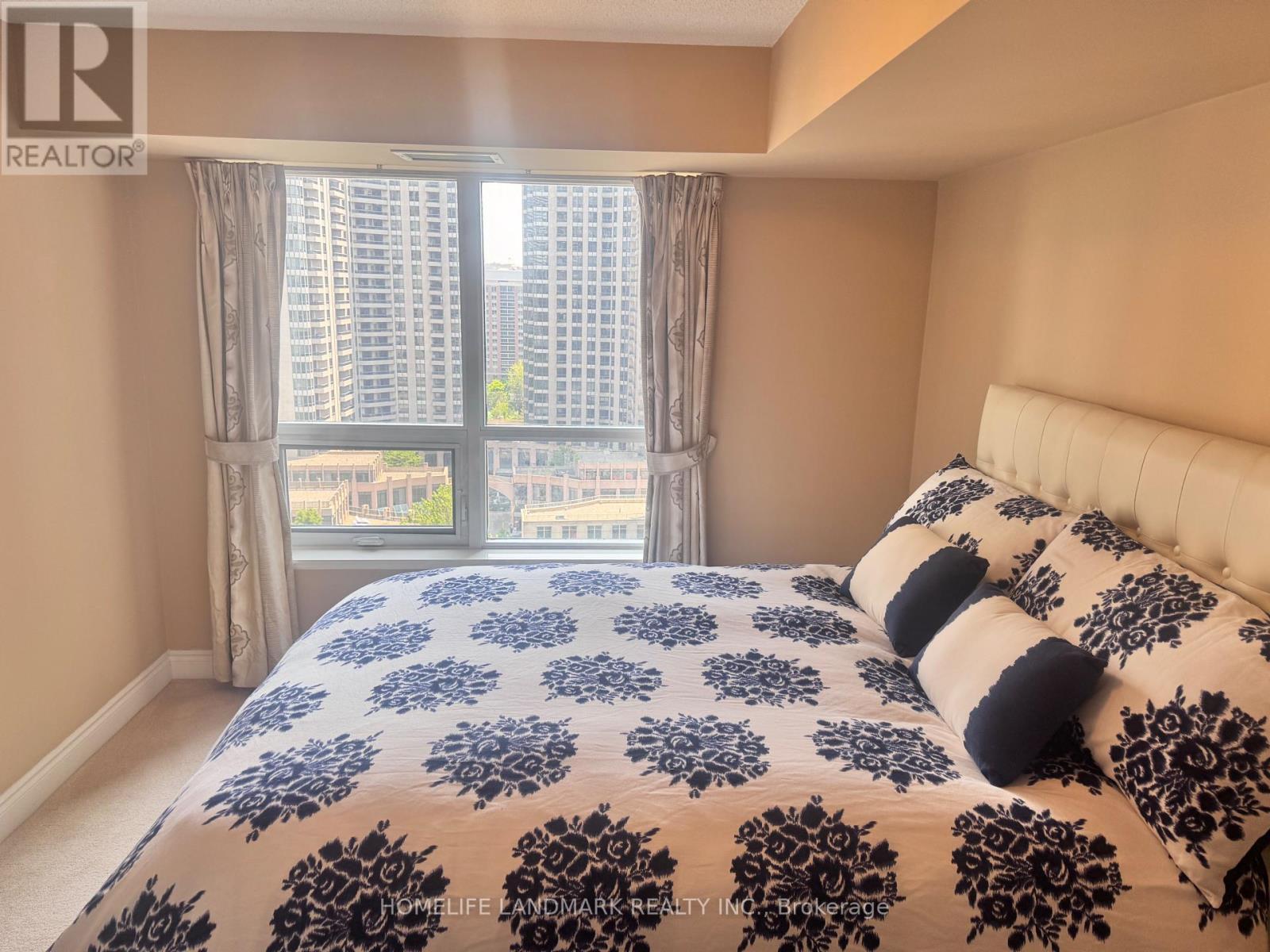 1323 - 500 Doris Avenue, Toronto, ON - Indoor Photo Showing Bedroom
