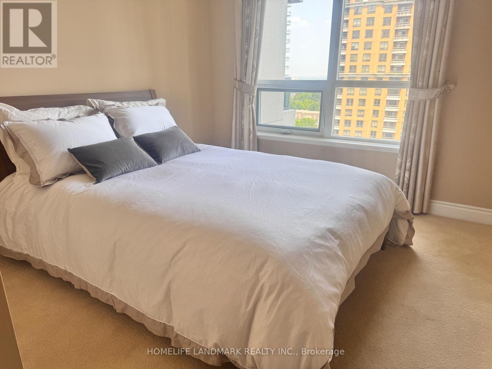 1323 - 500 Doris Avenue, Toronto, ON - Indoor Photo Showing Bedroom