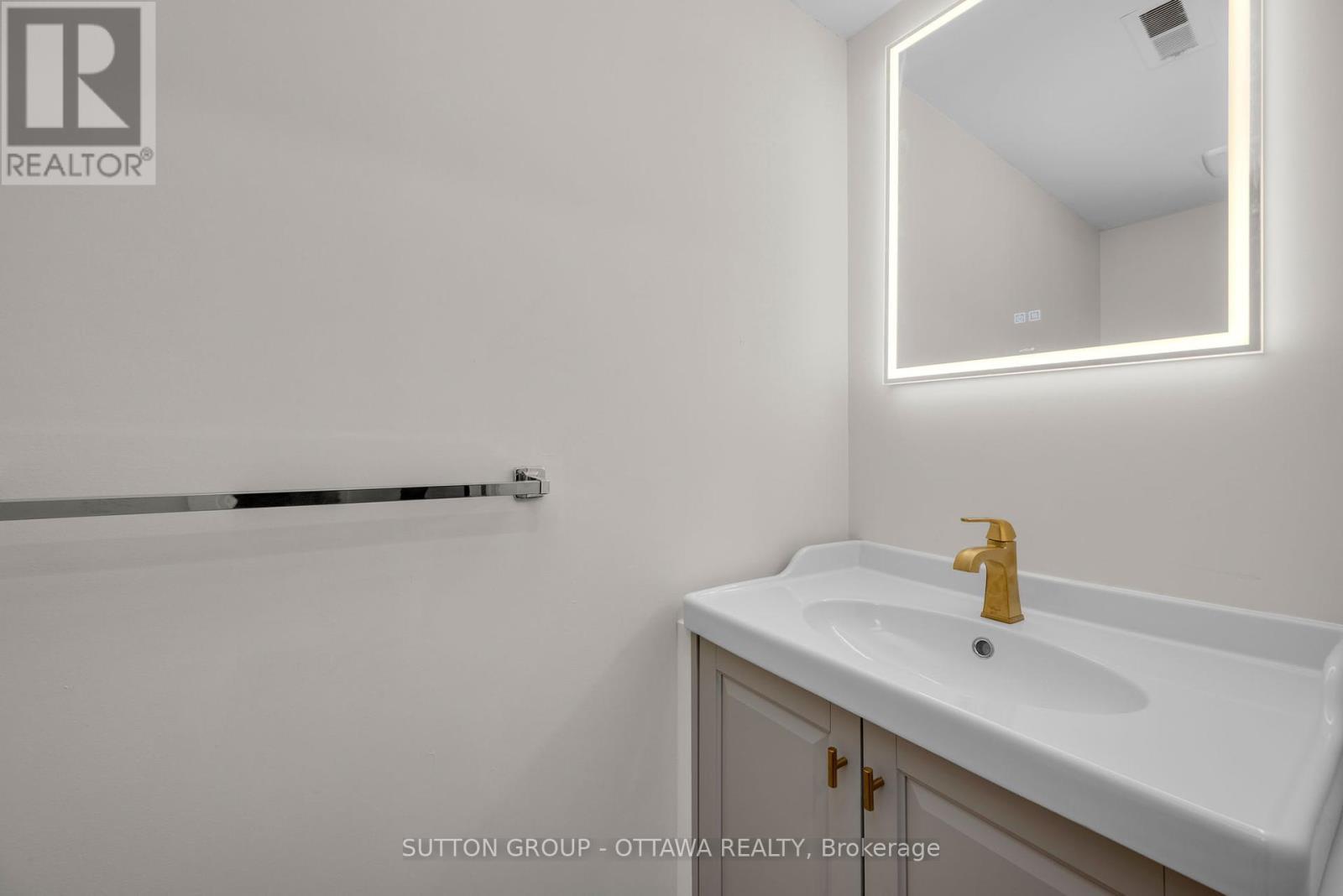 Powder room - 1 Marielle Court, Ottawa, ON - Indoor Photo Showing Bathroom