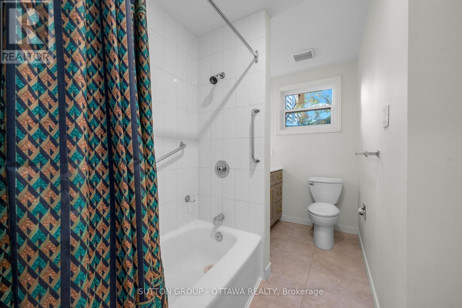 Bathroom - 1 Marielle Court, Ottawa, ON - Indoor Photo Showing Bathroom