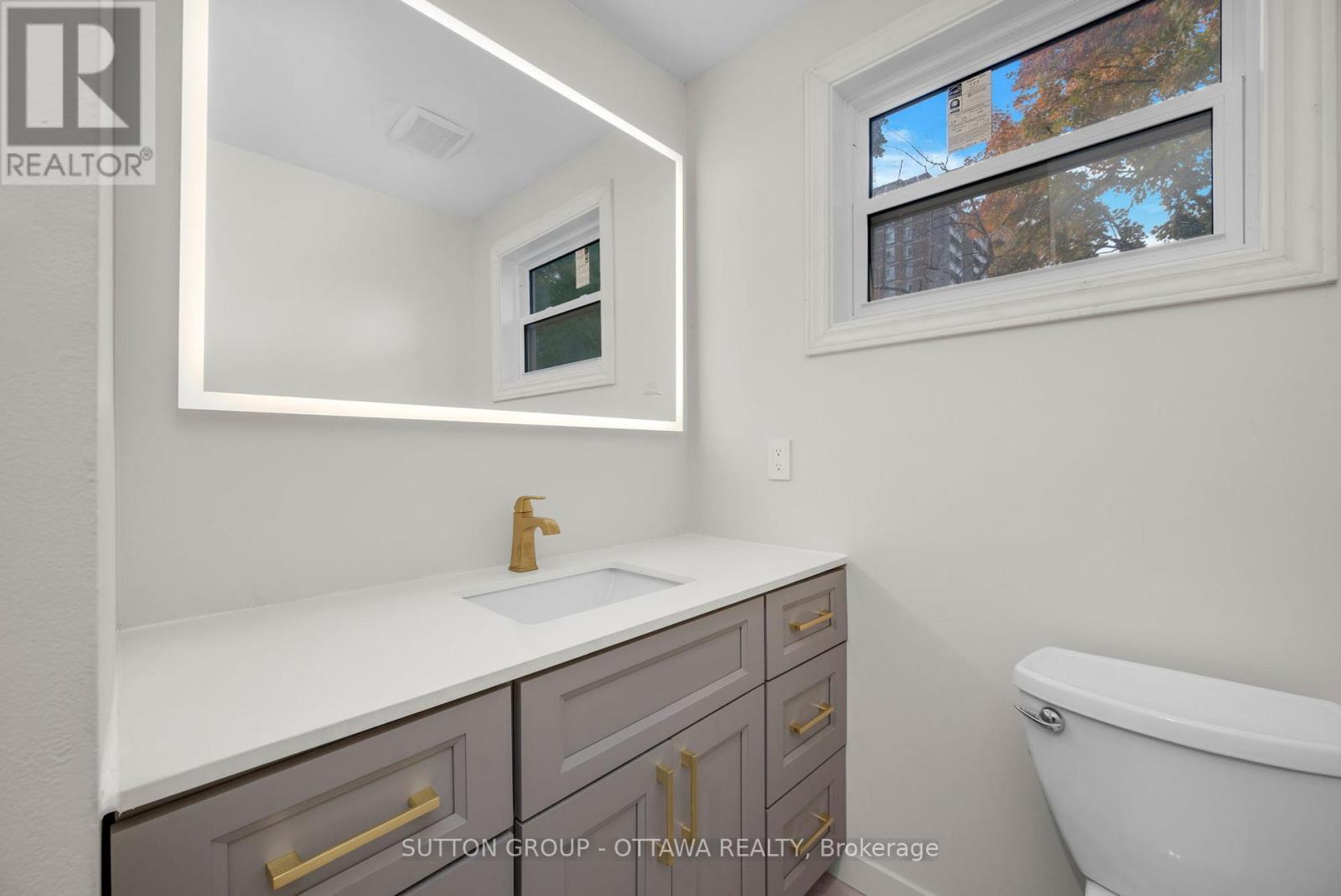 Bathroom - 1 Marielle Court, Ottawa, ON - Indoor Photo Showing Bathroom