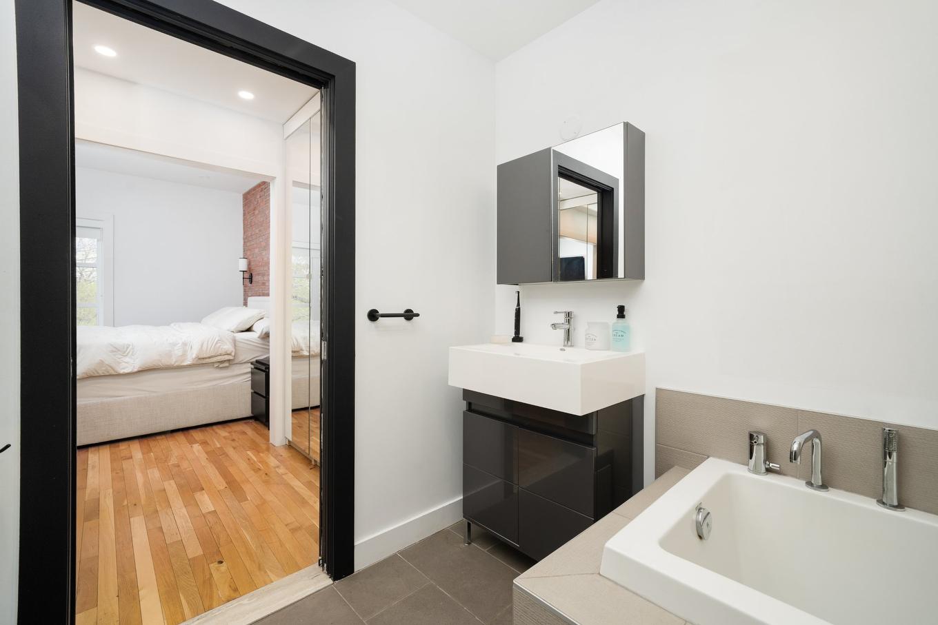 Salle de bains - 8-1820 Rue Mullins, Montréal (Le Sud-Ouest), QC - Indoor Photo Showing Bathroom