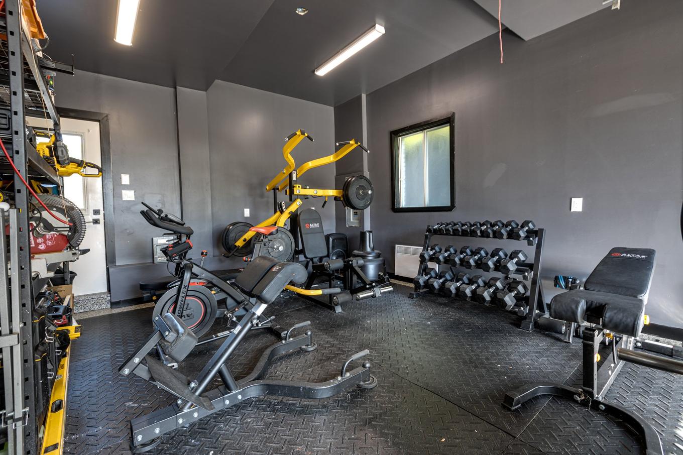Garage - 899 Rue Notre-Dame, Repentigny (Repentigny), QC - Indoor Photo Showing Gym Room