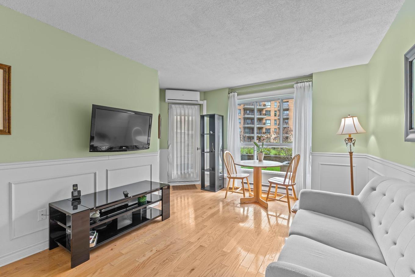 Living room - 116-4800 Rue Bossuet, Montréal (Mercier/Hochelaga-Maisonneuve), QC - Indoor Photo Showing Living Room