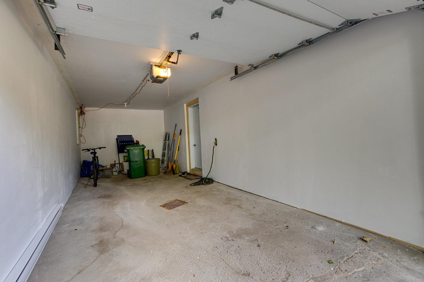 Garage - 12240 Av. Salk, Montréal (Montréal-Nord), QC - Indoor Photo Showing Garage