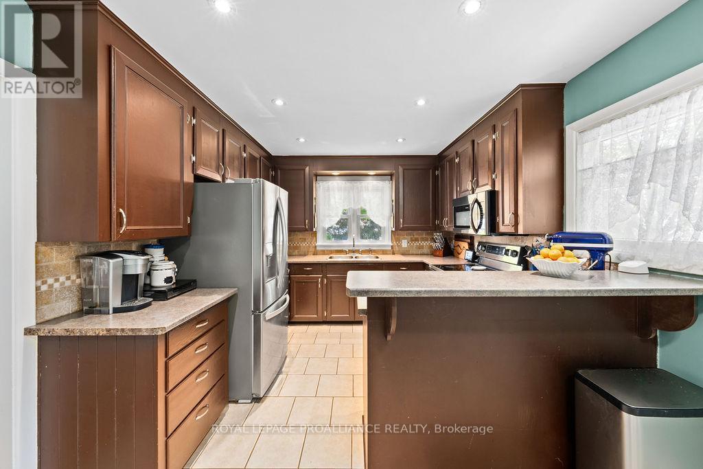 1036 Wagarville Road, Frontenac (Frontenac Centre), ON - Indoor Photo Showing Kitchen